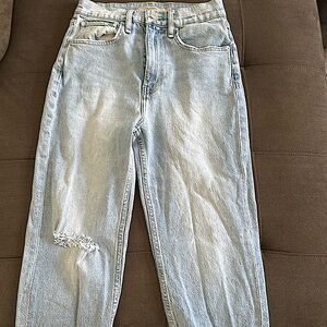 Cute Hudson jeans size 24 with whole on knee